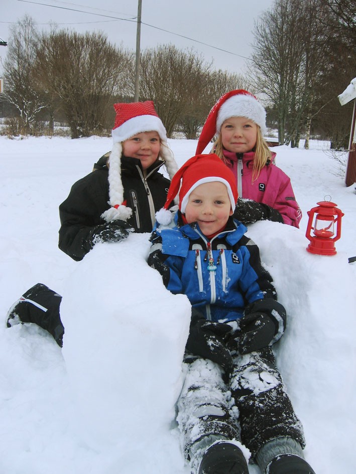 Wilma, Elin och Albin Magnusson från Nordmaling skickar julhälsningar till släkt och vänner.