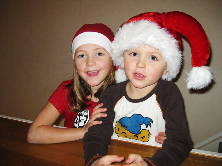 Emelie och Elias Eriksson, Sävar, hälsar God Jul till ALLA sina nära och kära!