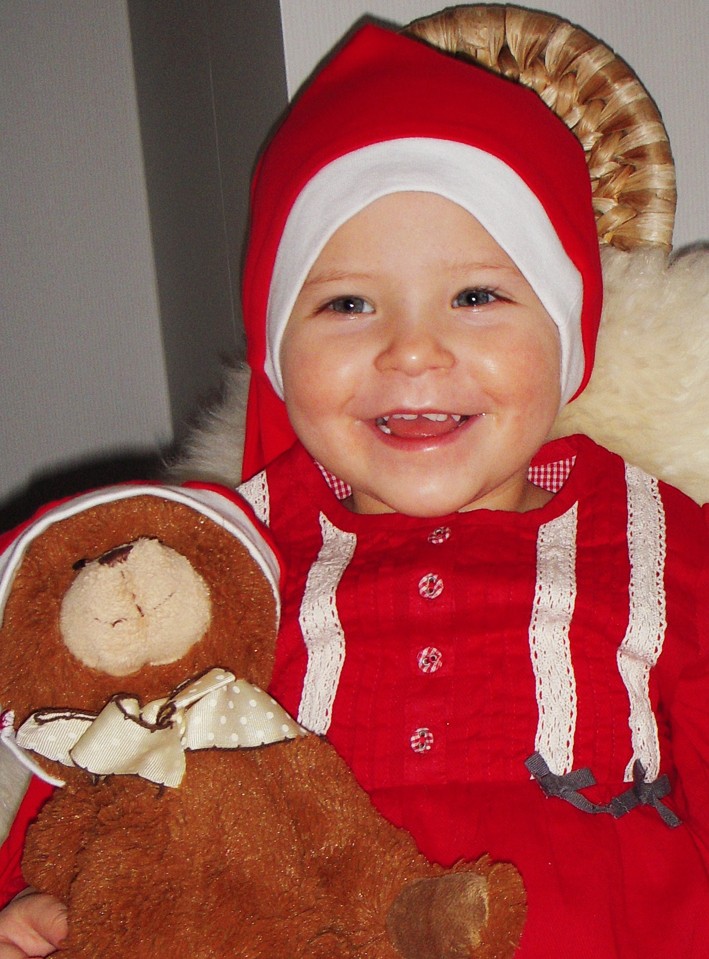 Thea Gleisner, 2 år, Stöcke vill ge en stor mysig kram till släkt och vänner och önskar alla en riktigt God Jul!
