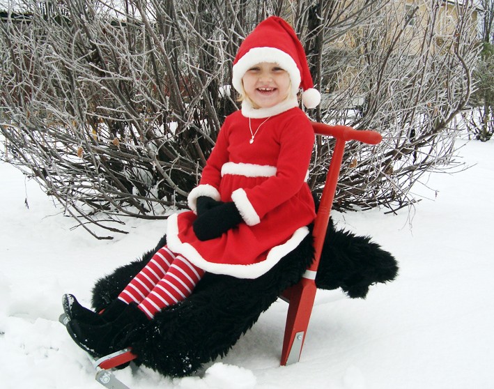 Tomtegumman Molly Holgersson 3 år, Vännäs önskar en riktigt God Jul till släkt & vänner !