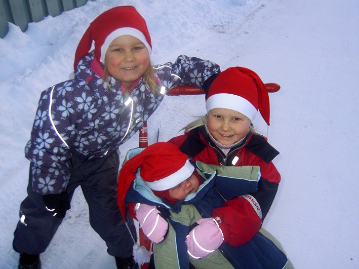 Elly, Betty och Manne J-Ödmalm i Holmsund hälsar God jul och Gott nytt år till släkt och vänner.