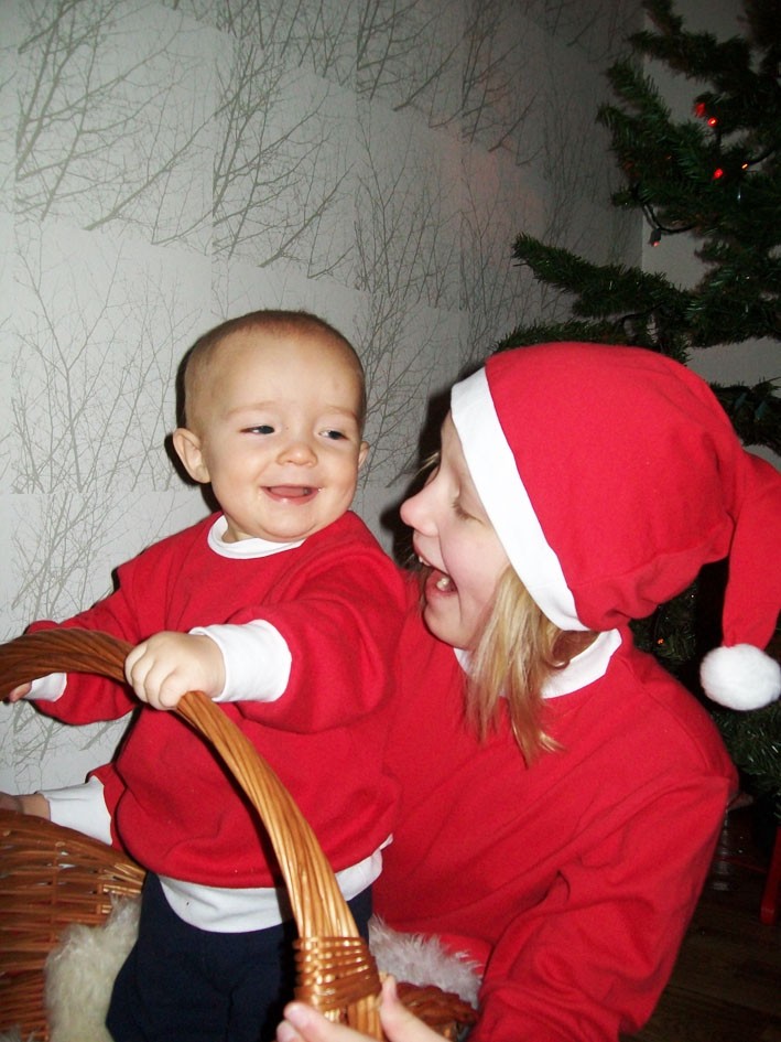 Födelsedagspojken Lucas Ahlfeldt och hans bästa storasyster Wilma Jämtlöv önskar alla nära och kära en riktigt god jul.
