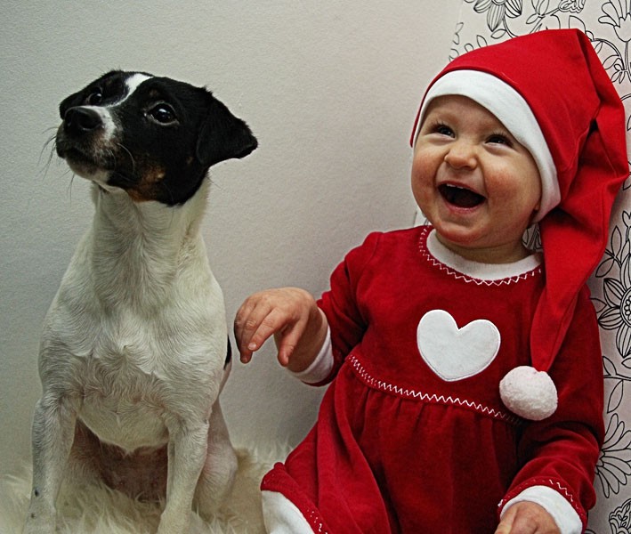 Saga Lindahl och hunden Doris vill hälsa alla de känner en buskul jul! 