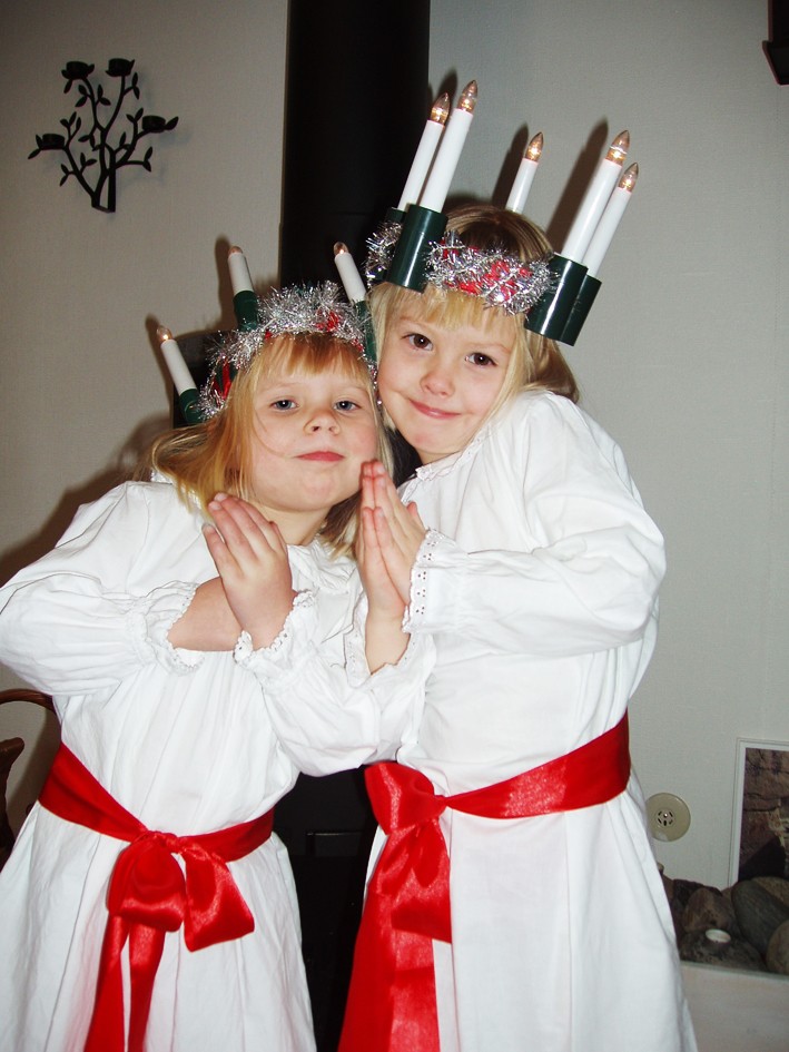 Systrarna Inez och Tyra Sjöström skickar en Luciahälsning till släkt och vänner i Västerbotten.