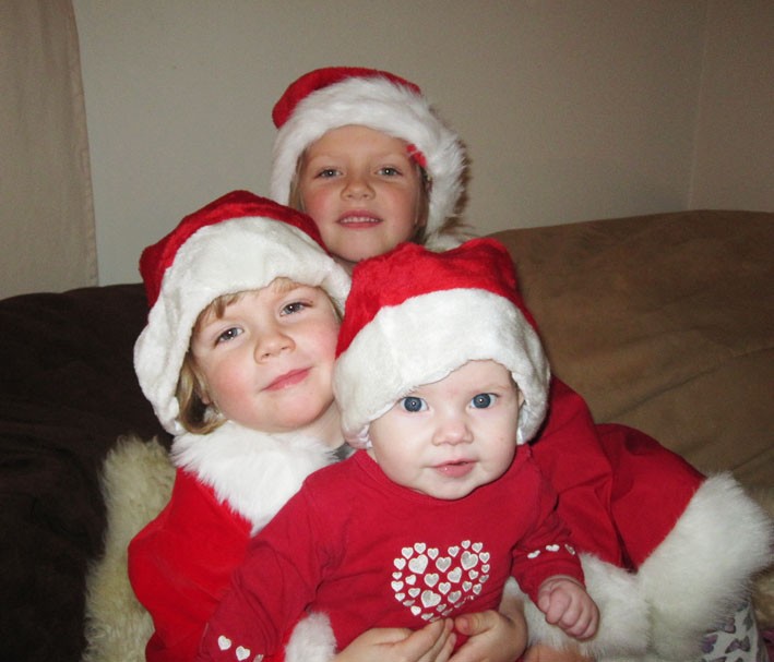 De tre tomtebarnen Jonsson fångade på samma bild, Wilma 5 år, Axel 2,5 år och Emilia 6 månader hälsar till kompisarna och kusinerna!