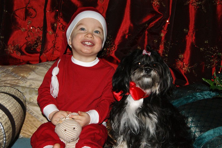 Lilla tomte "nutten" Elliot Ek, 21 månader och "storasyster" Ester vill önska alla sina nära och kära en riktigt God Jul.