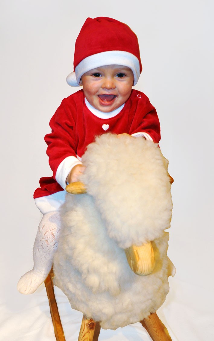 Amanda Ahlehjelm, 10 månader, önskar att hennes släkt och vänner får(!) en trevlig lucia och en riktigt god jul!