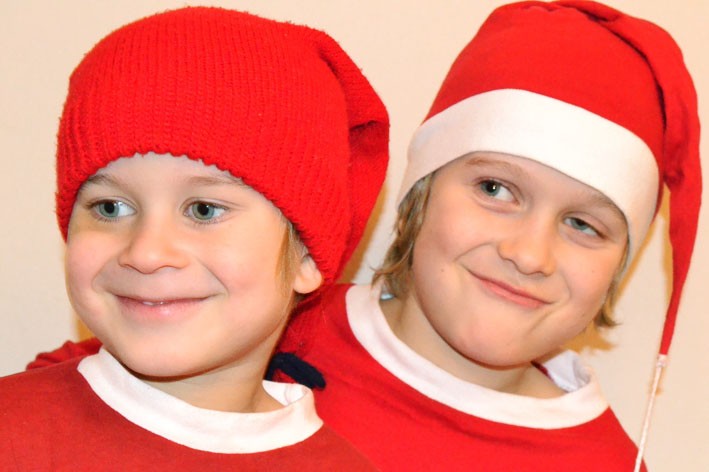 Anton 4 år och Philipp 8 år från Umeå önskar alla en god jul.