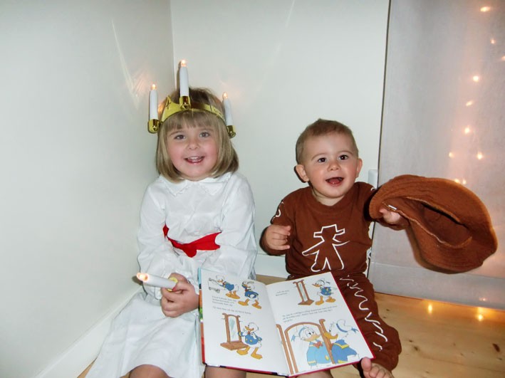 Leoni och Zante Lindgren från Håknäs skickar lussekramar till alla de känner och passar även på att hälsa God Jul och Gott Nytt År.
