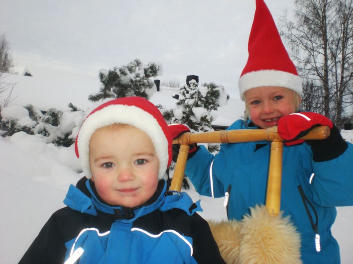 Ellen och Ludvig Andersson från sävar hälsar God Jul till alla nära och kära!