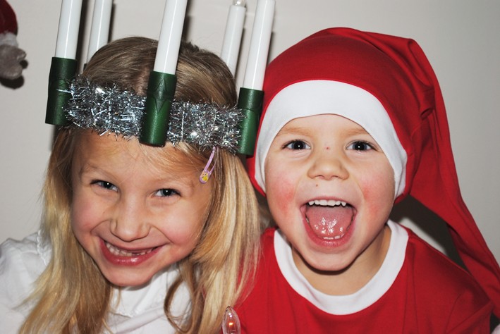 Clara Svensson, 6 år och Albin Svensson, 4 år i Röbäck lussar för mormor och morfar, moster, kusinerna och farmor och farfar. Vi önskar alla vi känner en riktigt God Jul och ett Gott Nytt År! 