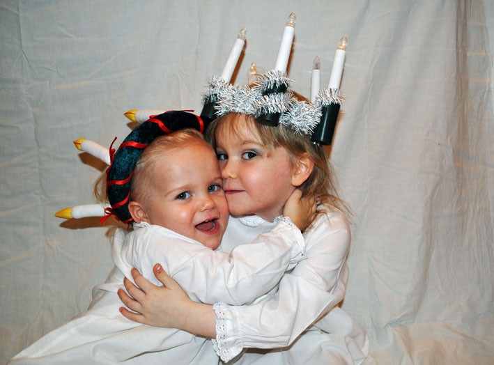 Corelia och Isabell Delavaux, Holmsund, önskar släkt och vänner en riktigt God Jul och ett Gott Nytt År!