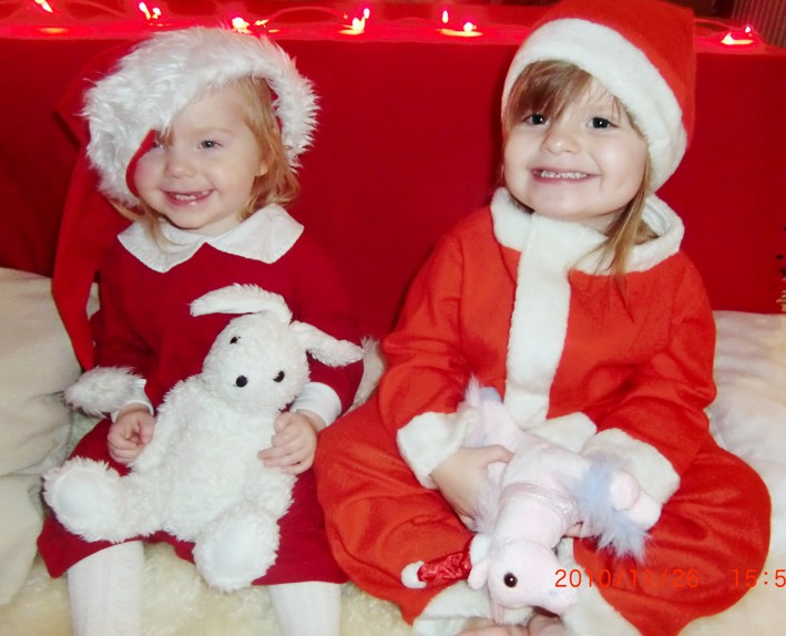 Engla Karlsson och Izabelle Pour önskar en god jul till alla sina nära och kära!