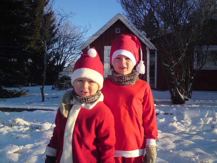 Tomtenissarna Leo och Lukas Sahlström, 5 resp 3 år Vännänget,Vännäs vill skicka en luciahälsning till alla dom känner och önska alla en riktigt GOD JUL!