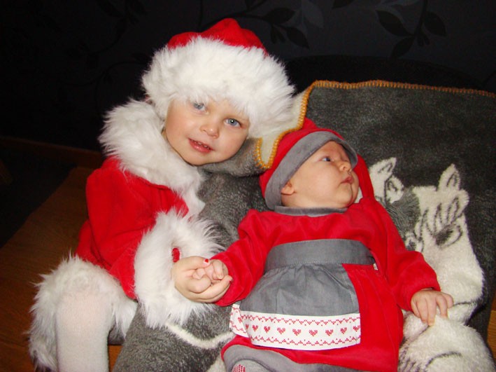 Tuva-Li 2,5 år och Emmi-Lo 1,5 månader, Umeå, skickar en julkram till alla nära och kära.