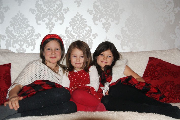 Vi systrar tre, Isabel, Gisela och Alicia Kensson önskar Alla Vi känner en härlig Lucia & En riktigt God Jul!
Kram från oss till Er!
