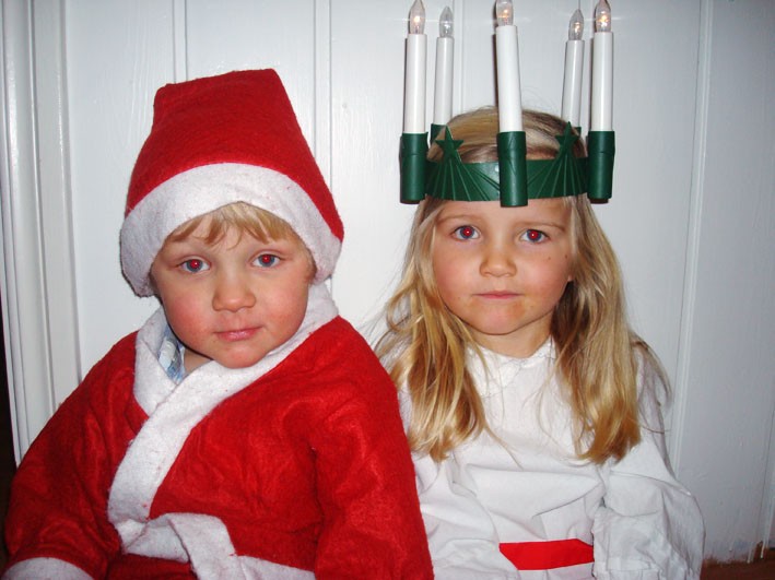 Arbetskillen EDDIE och Prinsessan LOWA Larsson Wegebro, 3år från Vännäsby önskar Er alla en riktigt GOD JUL! 