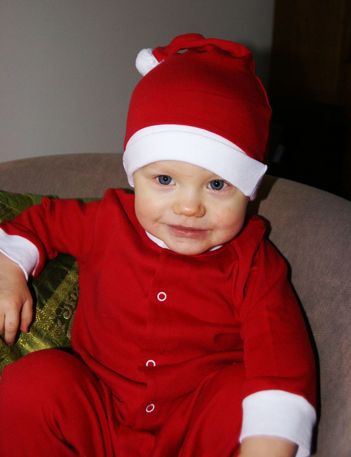 Mystomten Hugo Åkerman 1,5 år önskar alla han känner en riktigt god jul! 