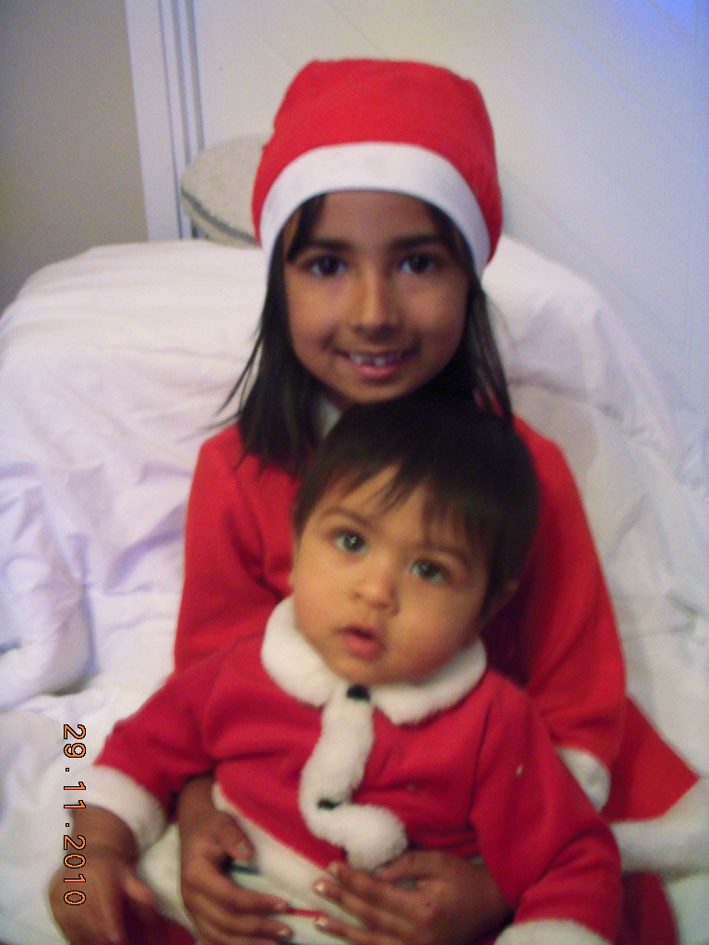 Ellen Antonsson 6 år och Teodor Antonsson 10 månader, vill önska all släkt och alla sina vänner God Jul. 