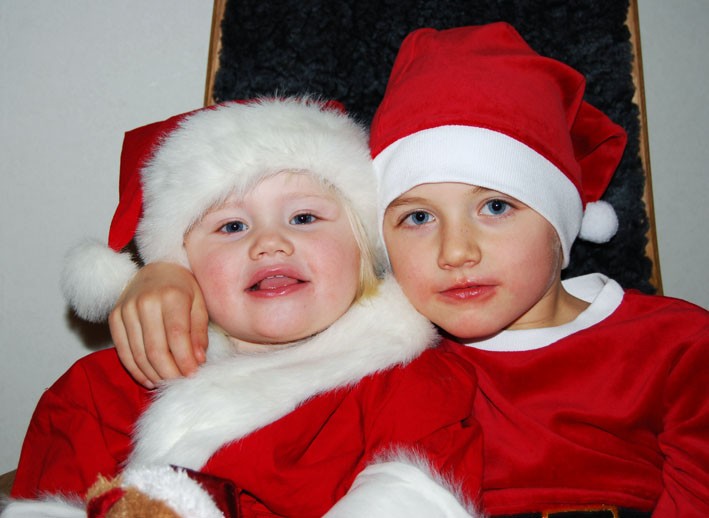 Olle & Greta skickar julhälsningar till alla dom känner och ger en extra stor julkram till morfarsfar Sven och mormorsmor Magna. God Jul & Gott nytt år!