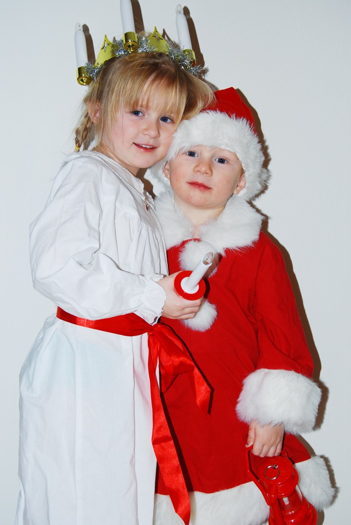 Tove & William Gullhagen i Storuman lussar för mamma & pappa & hälsar God Jul till alla de känner.