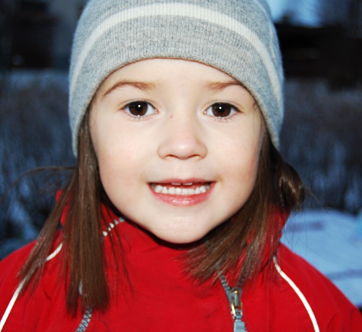 Alessia Nylund, 3 år, önskar familjen och alla Klumpenkompisar en trevlig Lucia!