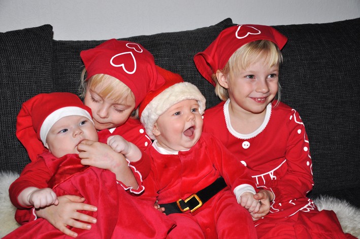 Kusinerna Filippa Molin, Arvid Nilsson, Lova och Stella Lilius lussar för alla dem känner och skickar många julkramar med önskan om en God jul och ett gott nytt 2011.