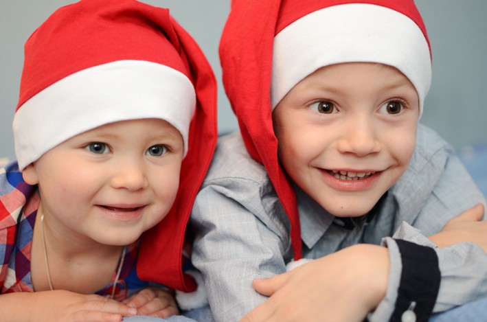Hugo och Iris Edström skickar massor av julkramar till alla nära och kära!