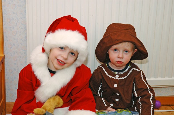 Petter och Axel Nilsson önskar släkt och vänner trevlig Lucia och God Jul!