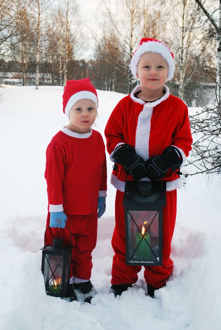 Hugo Jansson 4,5 år och lillasyster Molly 2,5 år skickar jul- och luciakramar till kusin Isabelle, Mormor & Morfar och Farmor & Farfar.