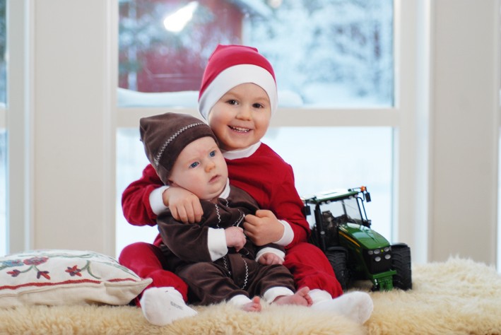 Pepparkaksgubben Emil, 4 månader, och tomten Oscar, 3 år från Röbäck lussar för släkt och vänner. Bröderna Vallström passar även på att önska alla de känner en riktigt god jul och gott nytt år.