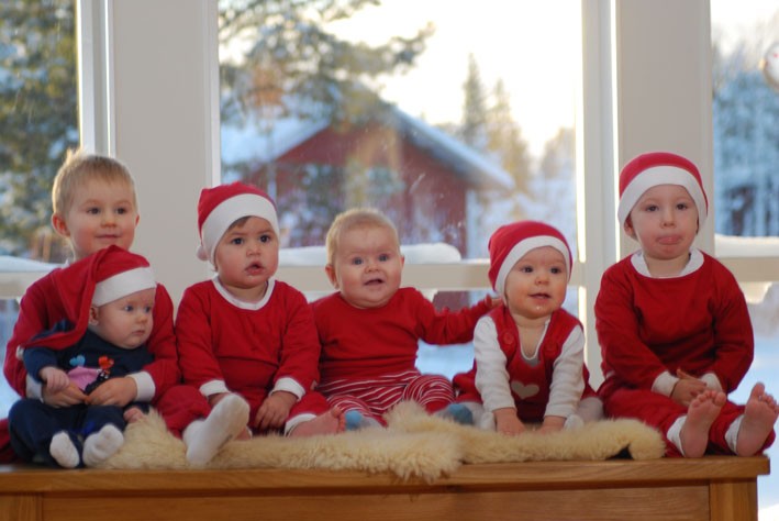 Glad lucia och God Jul önskar Oskar, Emil, Adela, Selma, Lova och Edvin 