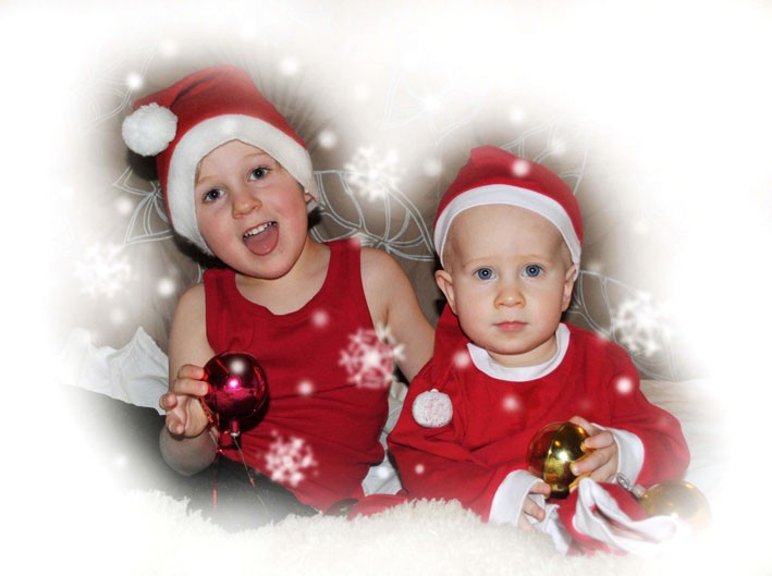 Ivan 3,5 och Ossian 1, vill önska sina nära och kära en God Jul och ett Gott Nytt År med många Pussar och Kramar!
