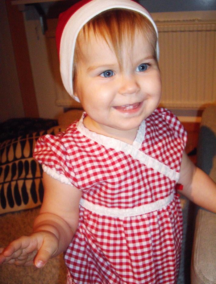 Vår söta julpralin Lilly, 15 månader, önskar sina mor- och farföräldrar en glad lucia!