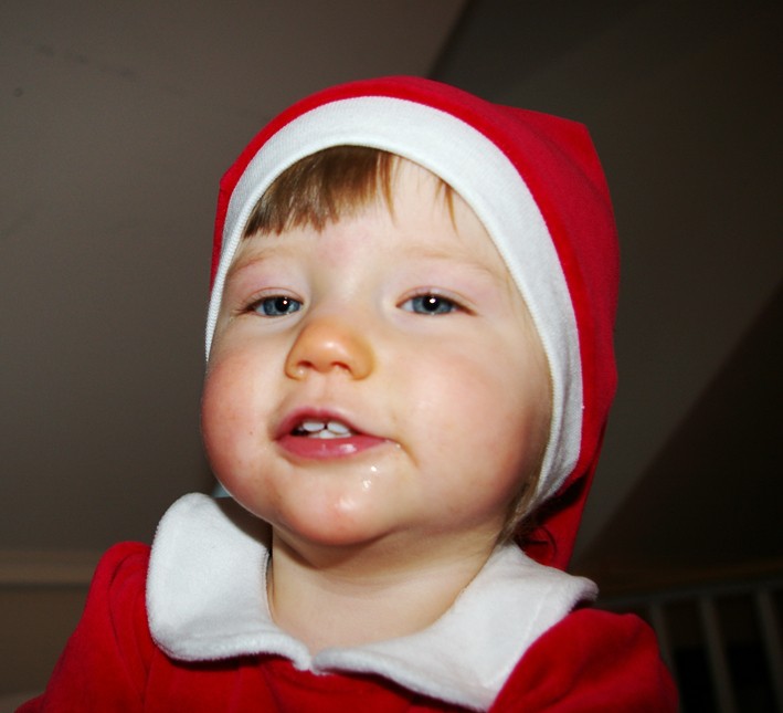 Stöcketomten Leia Bäckström 1 år och 4 månader, önskar alla nära och kära en riktig God Jul och Gott Nytt År.