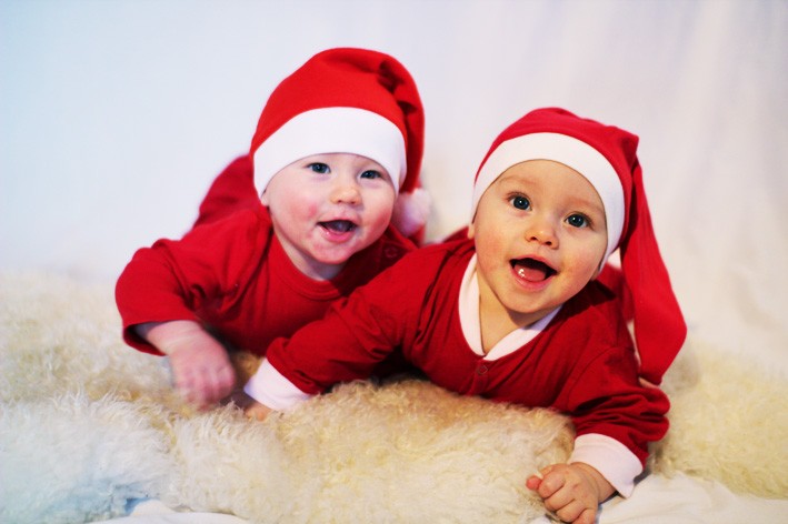 Kusinerna Theo och Emil vill önska farmor Agneta och farfar Kennart i Obbola en riktigt härlig jul! Bamsekram från oss....