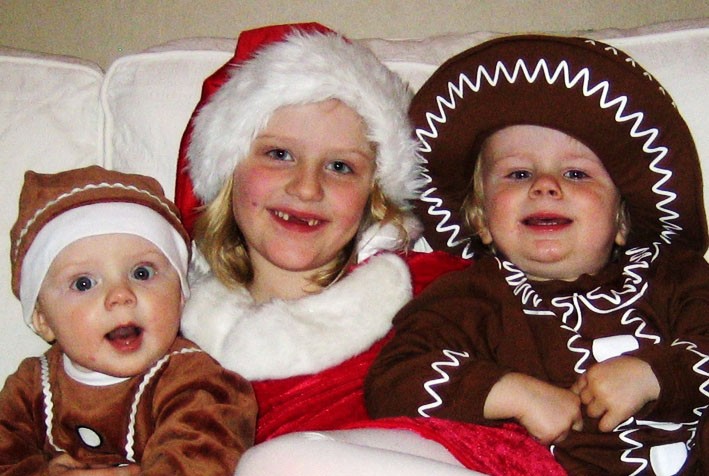 Elina, Elliot och Emanuel Roslund önskar alla de känner en god jul!