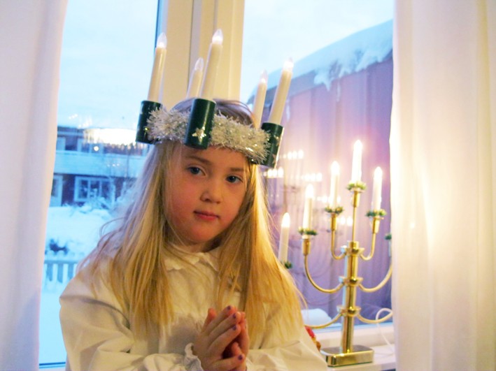Maja Holmgren 4 år, Umeå, skickar luciahälsningar till släkt och vänner. Maja hälsar även till alla dagiskompisar på Pysen.
