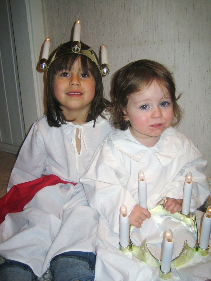 Isabel Barbosa Ferreira 4,5 år och Sonia Barbosa Ferreira 1,5 år önskar släkt och vänner en riktigt god jul.