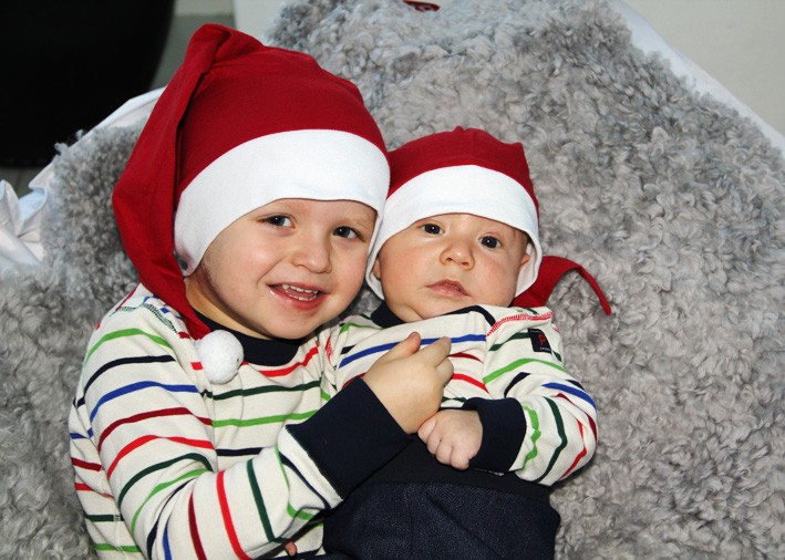 Bröderna Philip och Oscar Hemmyr, Röbäck, lussar för mamma och pappa. De hälsar även god jul och gott nytt år till alla som de känner!