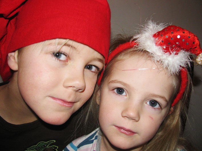 Tomtenissarna Elias och Emilia Andersson, Obbola, vill hälsa en God Jul till släkt och vänner!