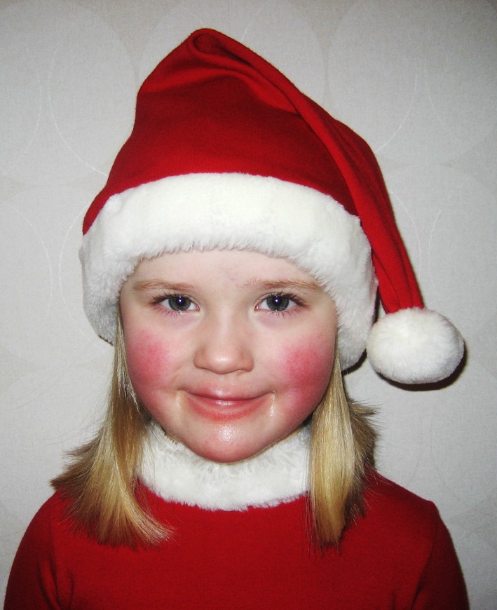 Mira Norman 4,5 år från Umeå önskar familj, släkt och vänner en Trevlig Lucia. 