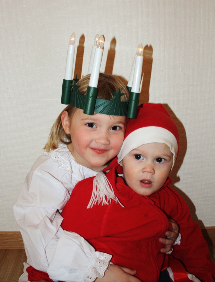 Syskonen Vera & Egil Hjelm vill önska mamma & pappa, mormor & morfar, farmor & farfar, kusiner och vänner en riktigt härlig lucia och god jul. 