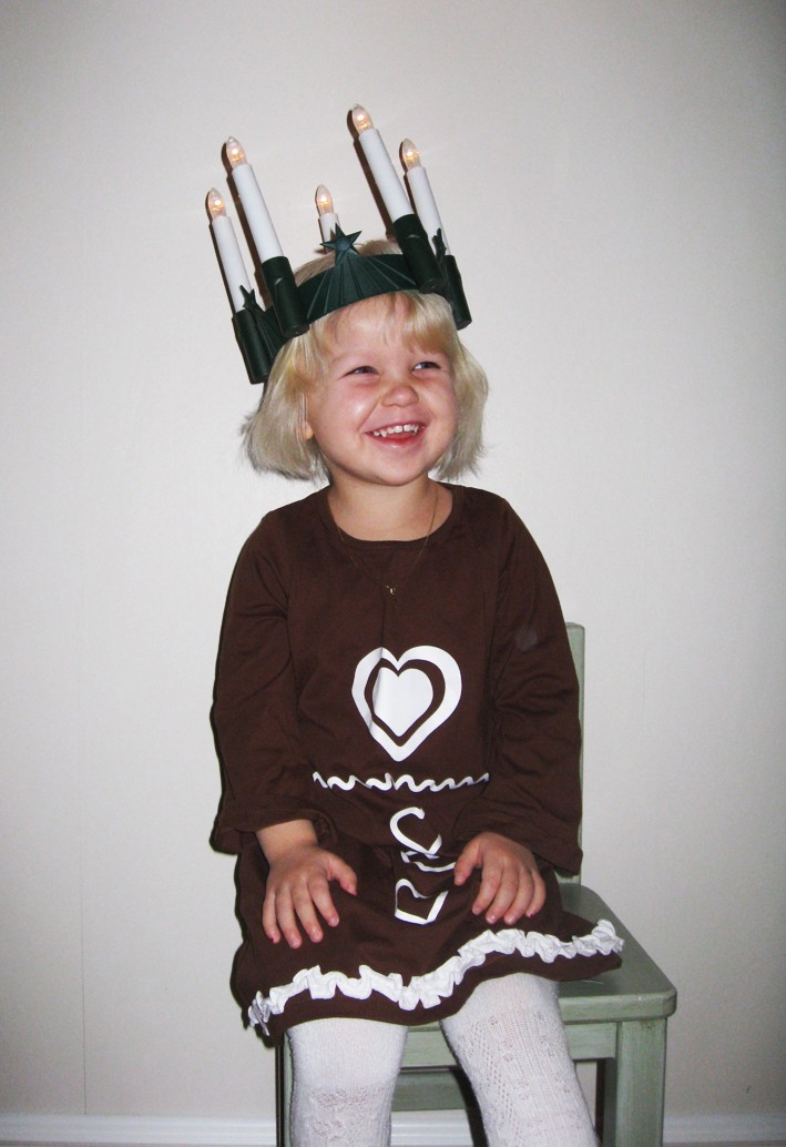 Sävartösen Julia Wendelsten, 3 år skickar luciahälsningar till släkt och vänner. Hon önskar även alla en God Jul!

