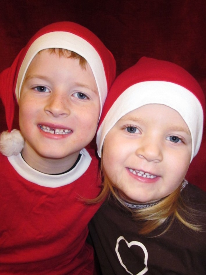 God Jul och Gott Nytt År önskar Max 7 år och lillasyster Alma 4 år till alla dom känner!!! Många kramar från oss.