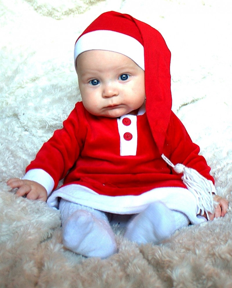 Joliee Öhman-Lindahl, 5 månader, lussar för mamma och pappa och hälsar hela tjocka släkten en God Jul!