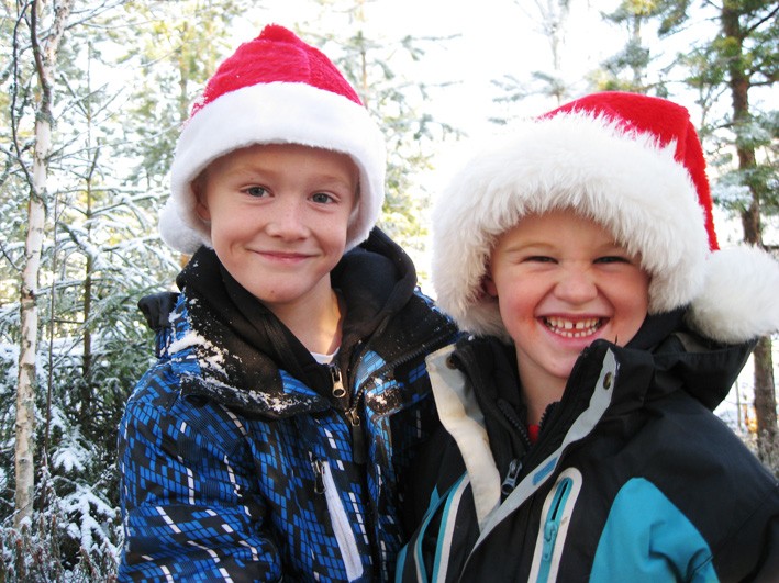 Tomtebotomtarna Michael och Benjamin Moe önskar alla en riktigt God Jul.