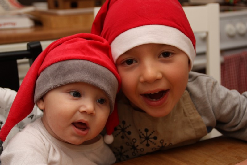 Tomtenissarna Alvin 4 månader & Wilmer 6 år Böleäng, lussar och skickar julkramar till släkt och vänner