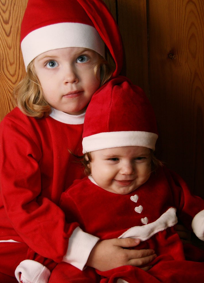 Amanda och Moa Jonsson, Västerhiske, önskar släkt och vänner en riktigt god jul.