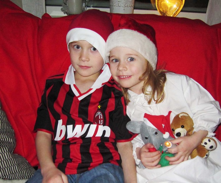 Emma 5 år och Jacob Berglund 7 år, Tomtebo, vill lussa för alla sina vänner med önskan om en God Jul och Gott Nytt År! 